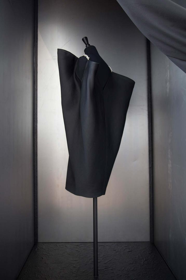 Par ailleurs, Les Arts Décoratifs à Paris offrent la première grande monographie dédiée à Balenciaga. Pas moins de 160 pièces sont exposées, retraçant sa carrière avec rigueur et passion. La scénographie confiée à Dominique Gonzalez-Foerster et Benoît Lalloz crée un parcours à la fois fluide et didactique.