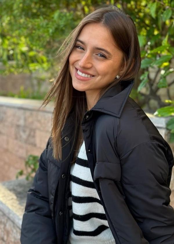 Charlotte Siné a 25 ans en 2024. Elle est née le 19 septembre 1999, ce qui permet de calculer facilement son âge à chaque année.