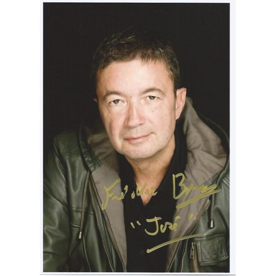 Peut-on demander plus ? Peut-être un jour, Frédéric Bouraly donnera une masterclass sur l’art de concilier vie de star et vie de famille classique. En attendant, il nous offre déjà un exemple rare : celui d’une célébrité fidèle à ses racines et à ses enfants.