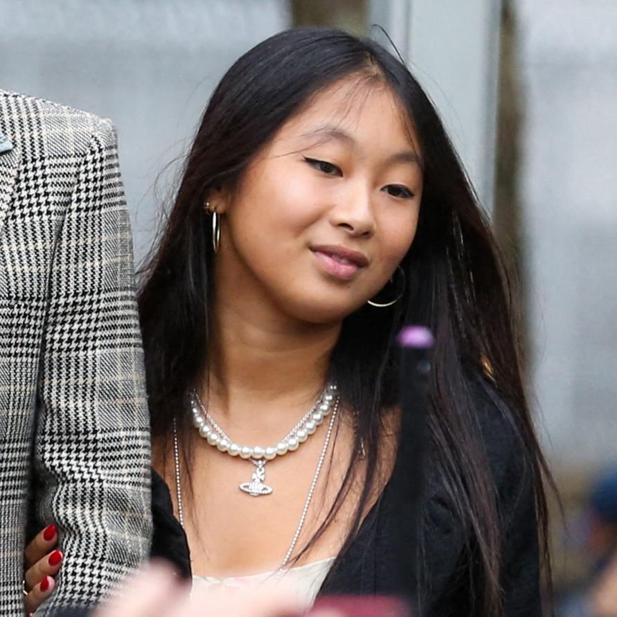 Débutée il y a un an et demi, la romance a connu de beaux moments. En février 2022, Jade célèbre le premier anniversaire du couple avec des photos tendres. Elle raconte un lien solide, marqué par des épreuves traversées à deux. Un amour de grande sœur qui ouvre la voie à la jeune Joy Hallyday d’une autre manière.