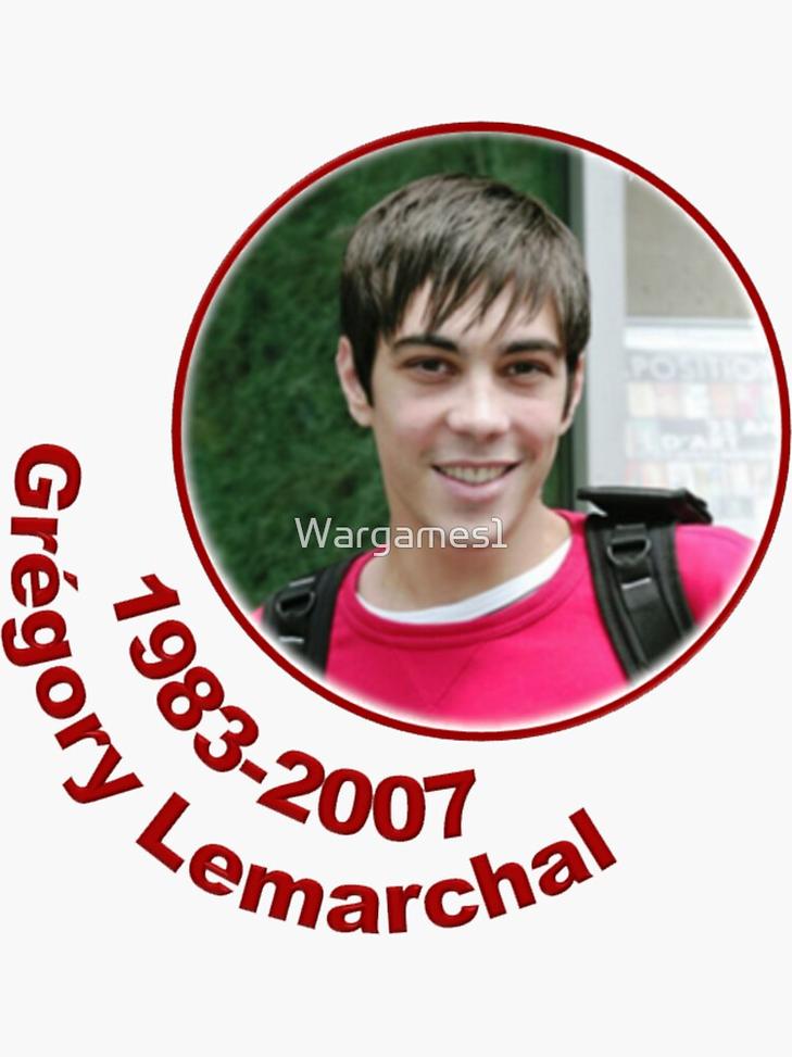 La mêlée de gens inclut des fans fidèles, certains encore adolescents, d’autres en fauteuil roulant, reflet modeste mais puissant du combat permanent de Grégory contre la mucoviscidose. Son histoire a touché bien au-delà de la sphère musicale. Le rassemblement témoigne du soutien et de l’admiration pour ce jeune homme qui a su braver sa maladie et gagner les cœurs.