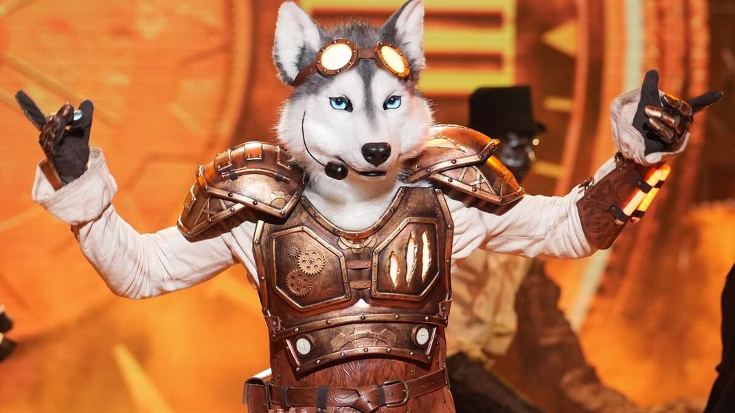 Ce Husky-là, contrairement à ce qu’il prétend, n’est pas un chanteur d’opéra « à la base », mais son registre vocal exceptionnel marque profondément les esprits. Ses interprétations durant l’émission témoignent d’une maîtrise parfaite, mêlant puissance et émotions.