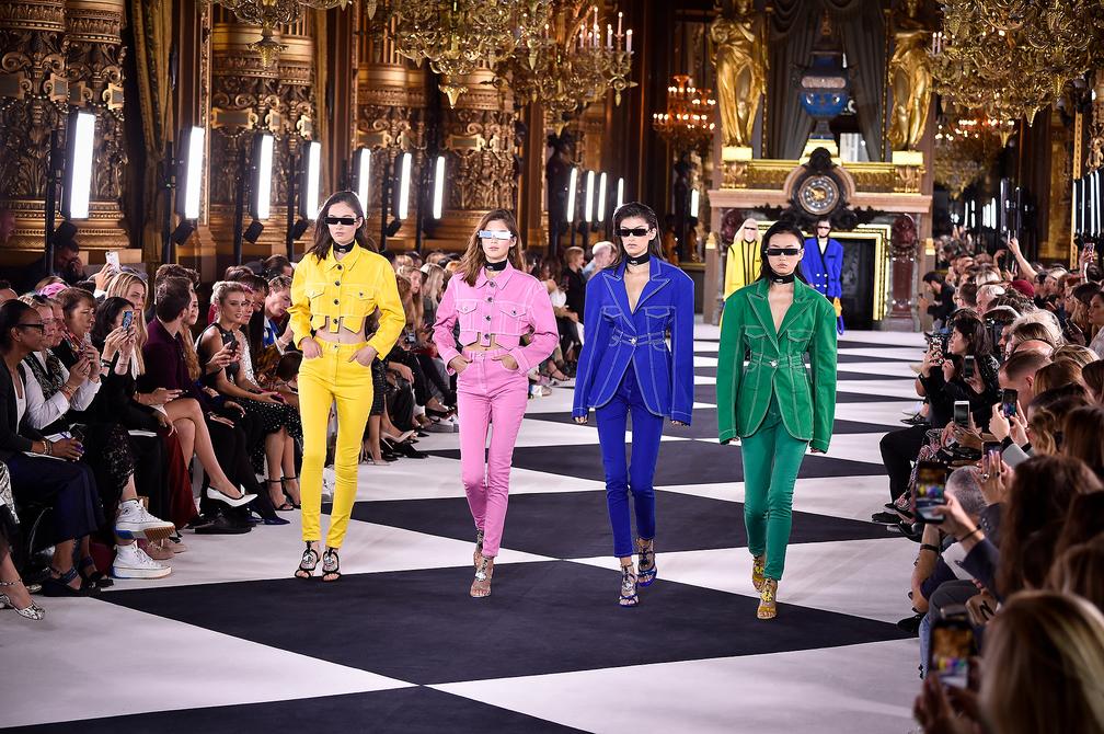 La Fashion Week Parisienne a lieu quatre fois par an, alternant entre collections féminines et masculines. La session de février 2024 est consacrée au prêt-à-porter féminin Automne-Hiver.