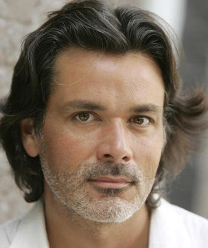 Pas seulement un homme d’intérieur, Christophe est aussi sportif. Le tennis et le ski figurent au rang de ses activités régulières. Plus étonnant ? Il participe à des compétitions amateurs. Voilà un homme qui aime combiner détente et défis personnels.