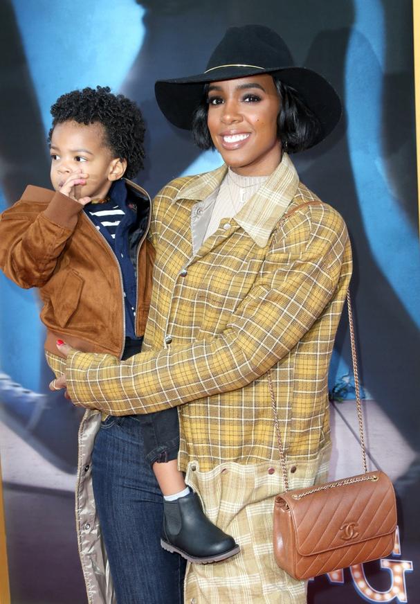 Ce lien fort, tout en douceur, s’exprime parfaitement dans les clichés familiaux que partage Kelly. À travers ces images, on découvre une maman à la fois moderne et humble, qui tente de concilier vie publique et privée.